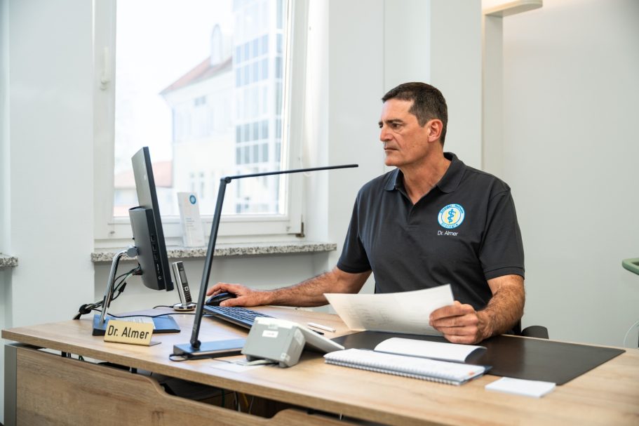 Dr. Almer in der Sprechstunde | Urologisches Zentrum Schongau-Weilheim