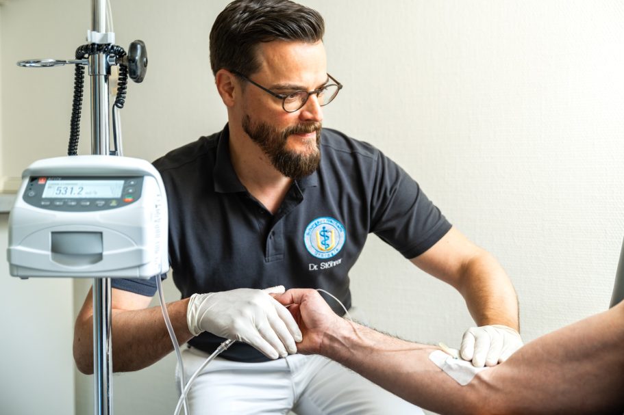 Dr. Stöhrer bei der Untersuchung | Urologisches Zentrum Schongau-Weilheim